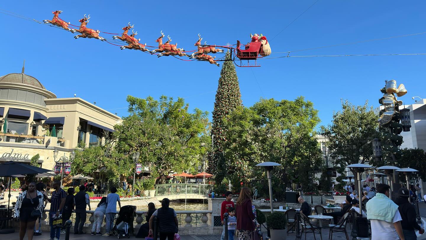 We found #Santa @thegrovela so much #christmas spirit (3)