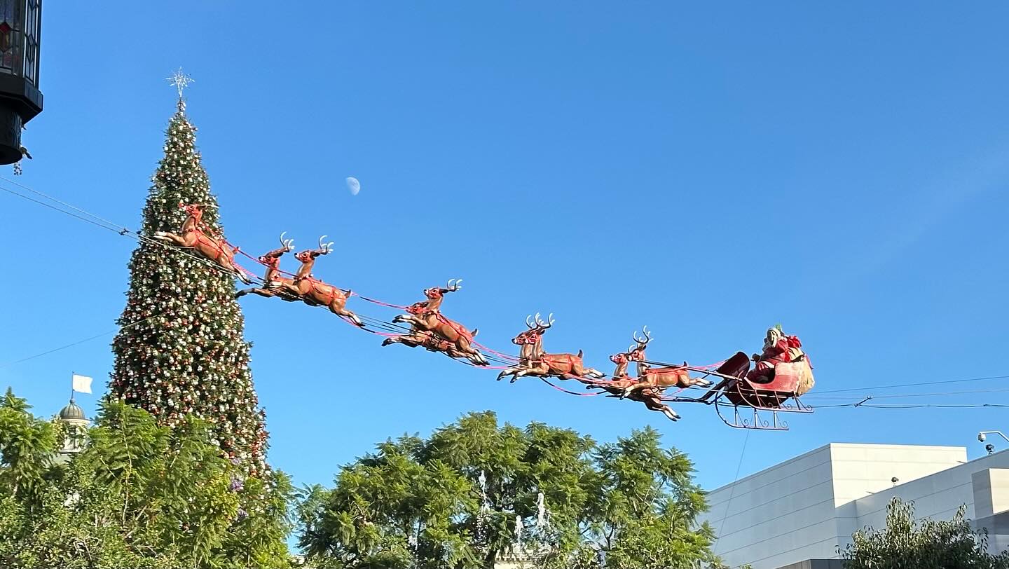 We found #Santa @thegrovela so much #christmas spirit (4)