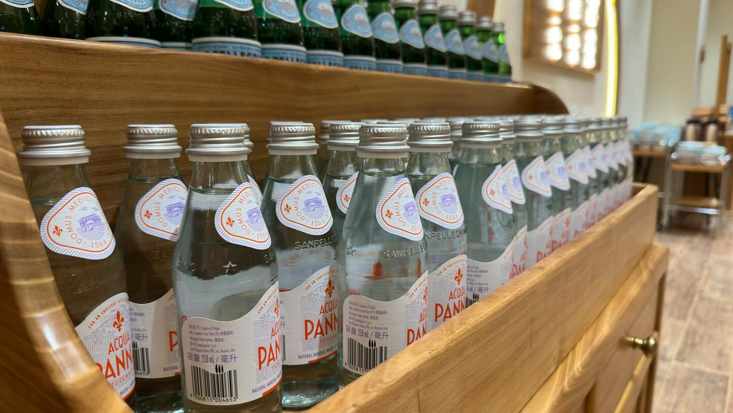 Nice of #Cejērdary #蟹家大院 for offering these free to its customers #water #italianwater (2)