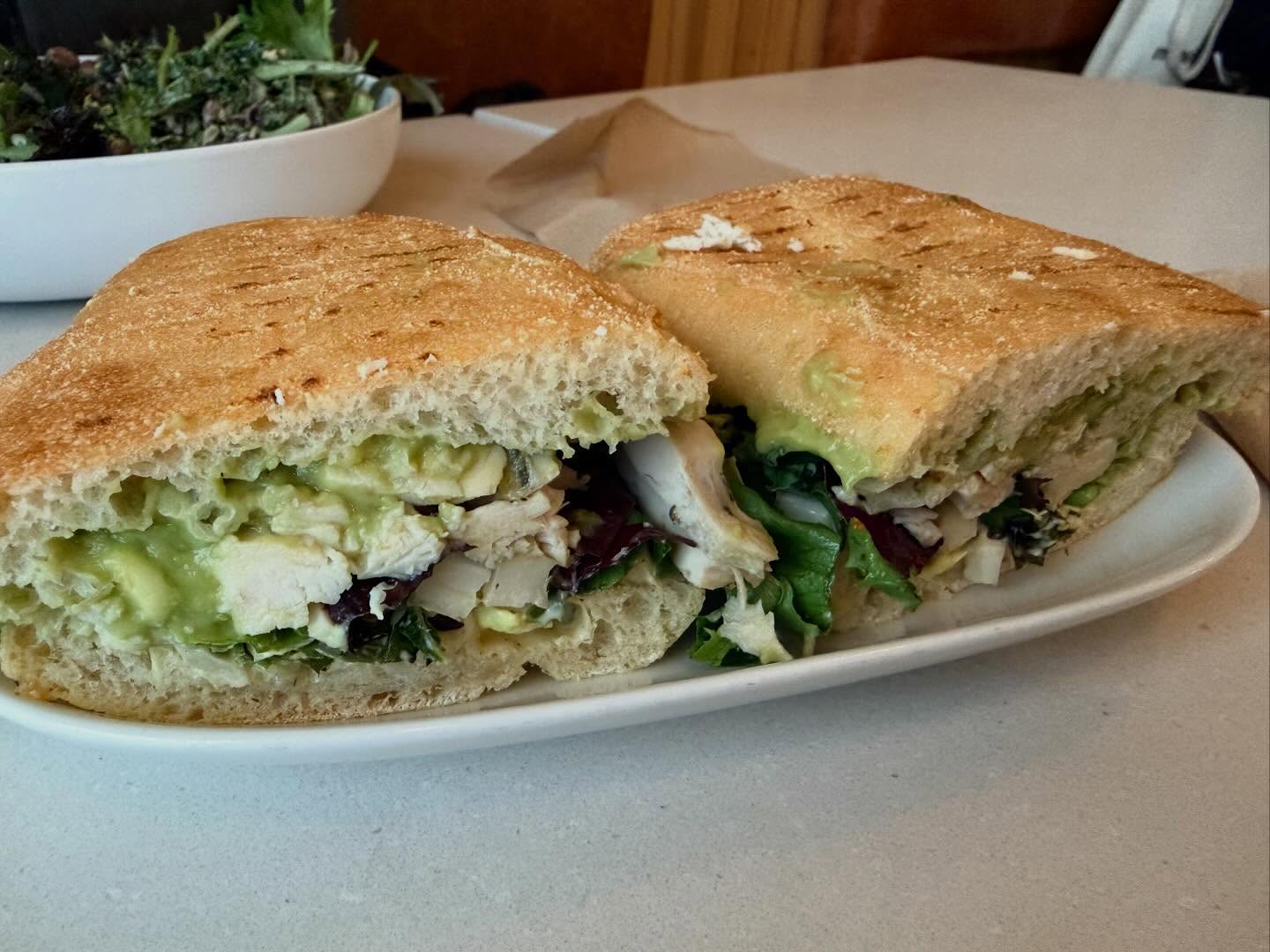 A healthy choice with their #EverydayBowl #LemonKale and a #AvoGrilledChickenSandwich (2)