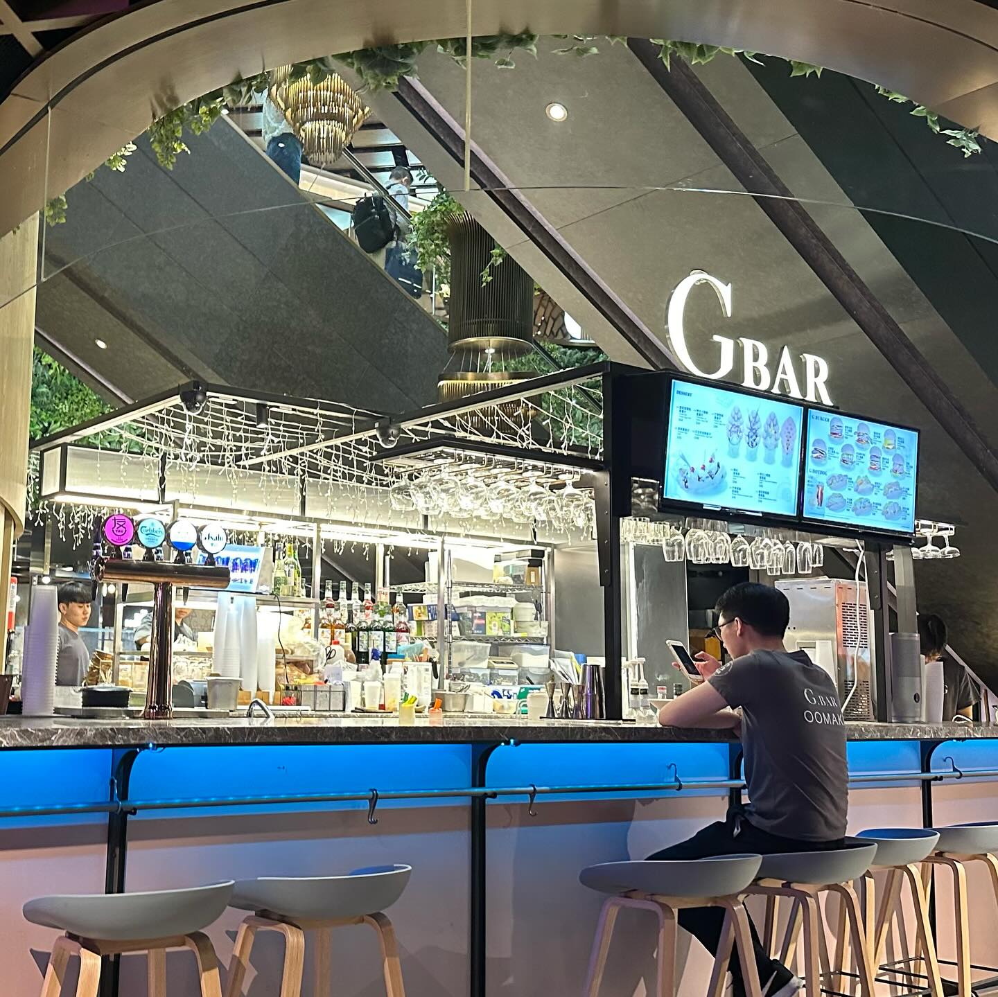 Ridiculous rules at @gontrancherrierhk G Bar in @k11musea the staff states one can only… (2)