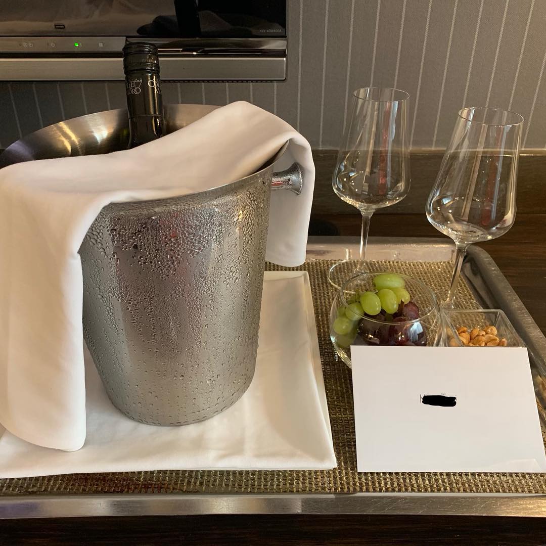 Upgrade, nice touch. #TheMira #hotel #hongkong #tsimshatsui #freeminibar (3)