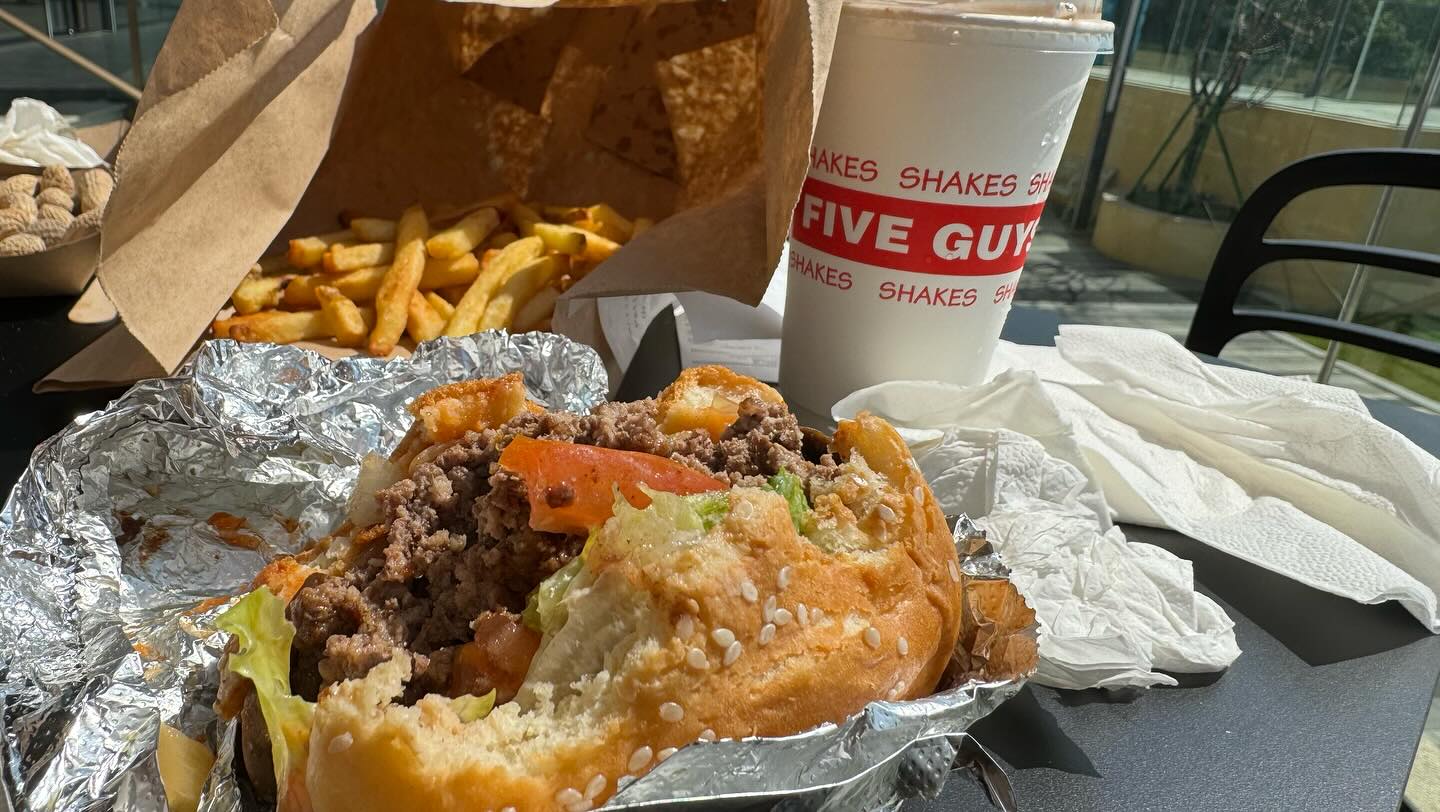 Trying the @fiveguysmacau at Treasure Island. They finally have proper thickness straws… (5)