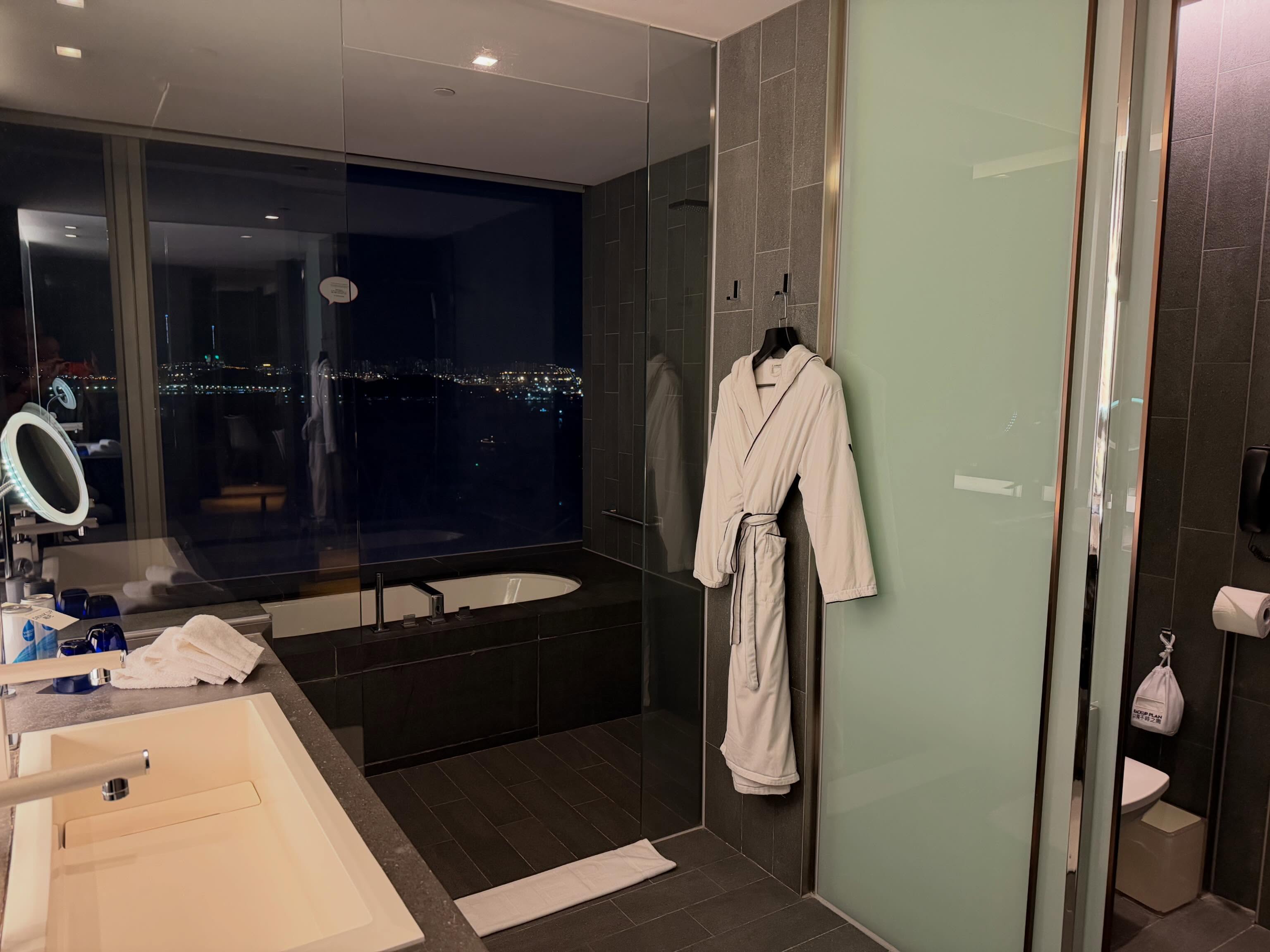 Thank you @whongkong This room is bigger than my apartment in Macao (3)