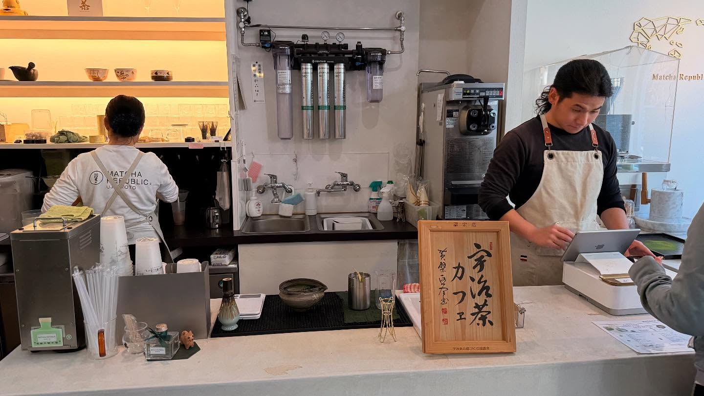 美味しい#Matcha #latte withe the perfect balance of milk and sweetness, in an unique bottle… (2)