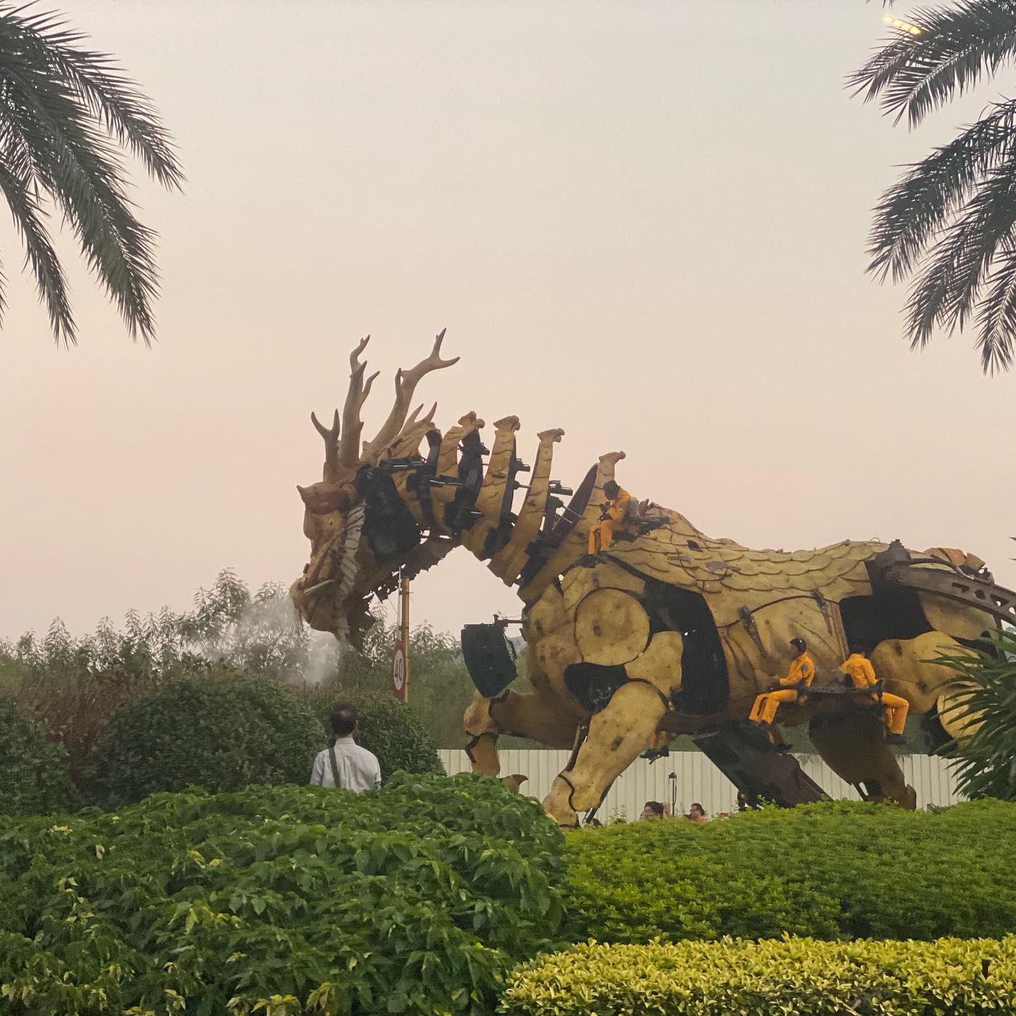 Found a dragon roaming the streets of Cotai (3)