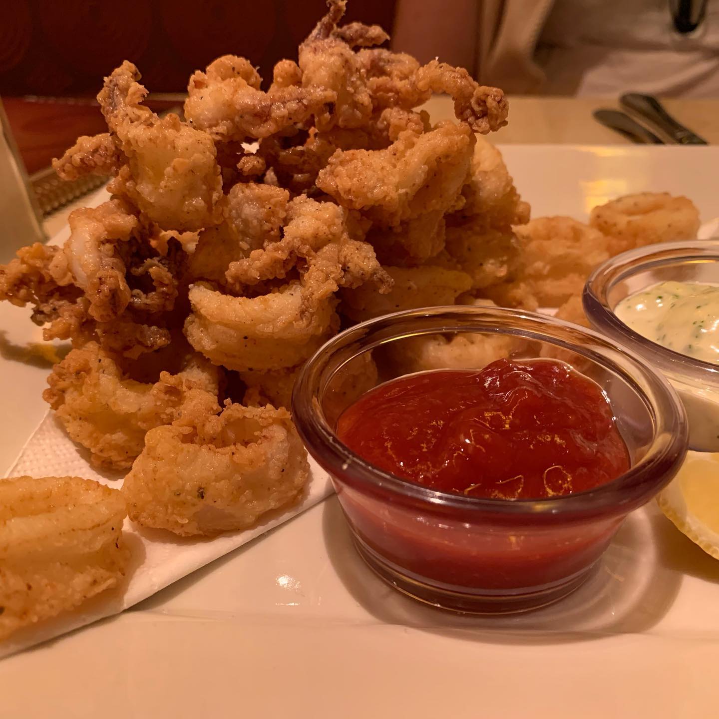 Finally have a chance to try @CheesecakeFactory in HK/Macau. Presently surprise, it is… (2)