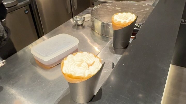 I never seen anyone places so much attention to details in making a #crepe. One can… (4)