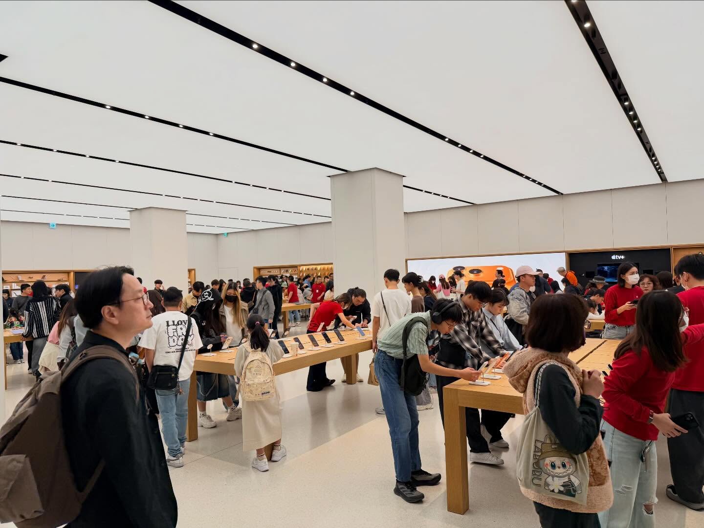 Also busy but the vibe is great. (2)