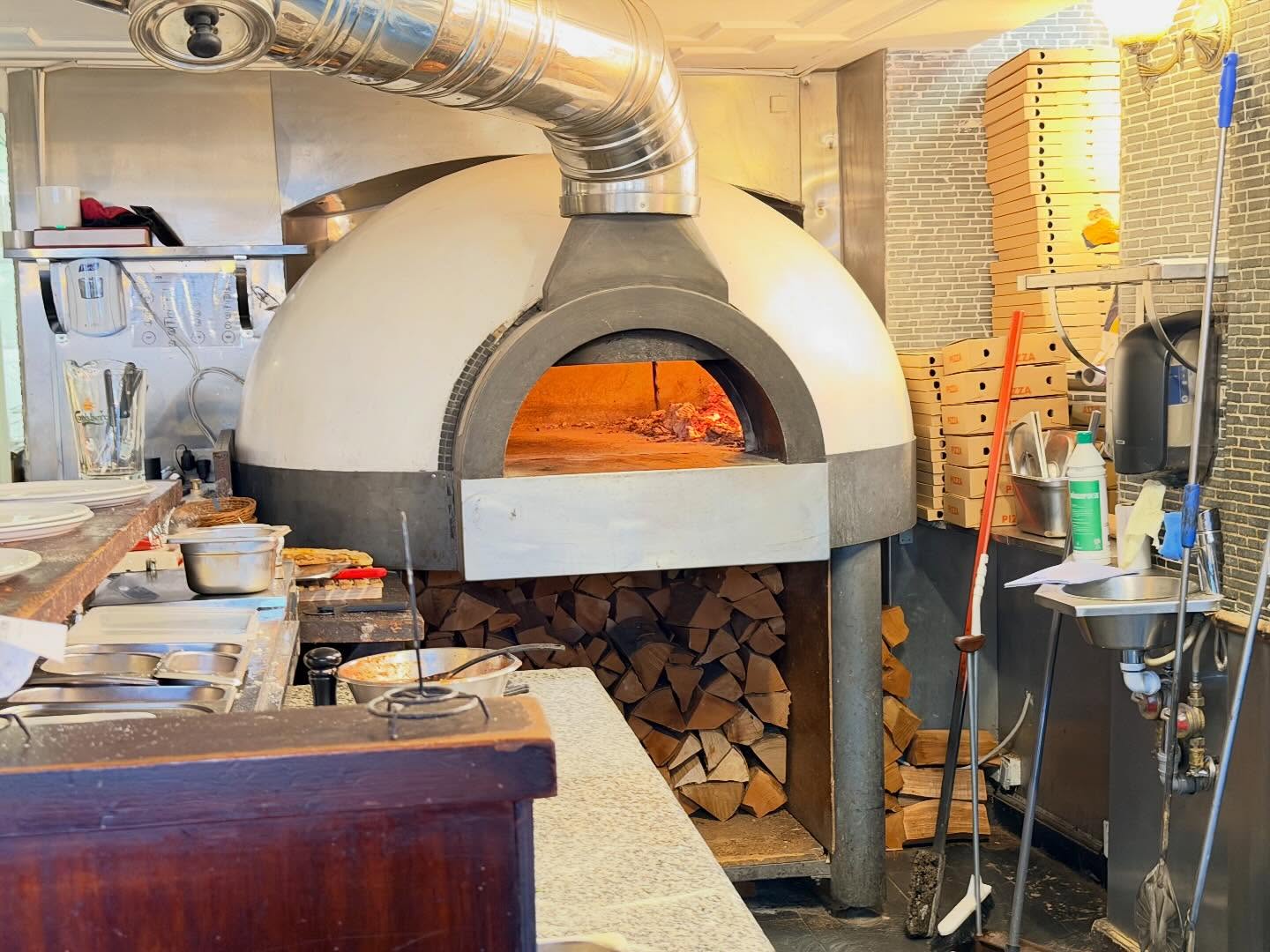 Pizza in Copenhagen: Thin Crust, Made to Order (5)