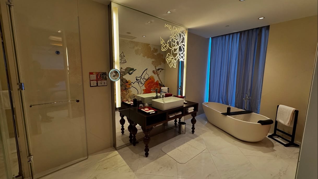 First time at this hotel. Impressive service and attitude by the staff here #hongkong… (3)