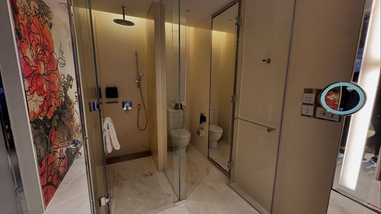 First time at this hotel. Impressive service and attitude by the staff here #hongkong… (4)