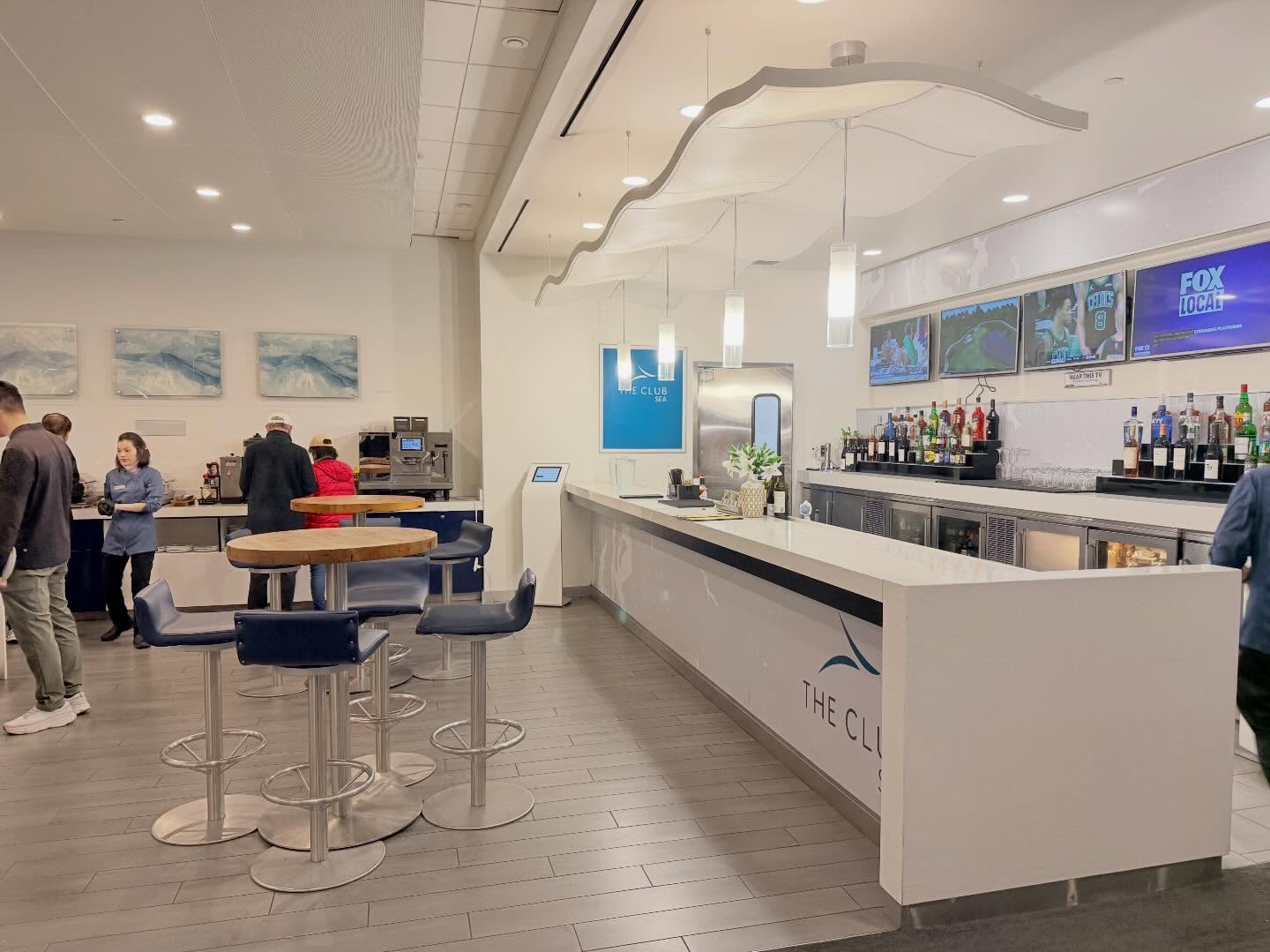 @theclublounges is the only lounge at this part of #SEA, other than #BritishAirways… (2)
