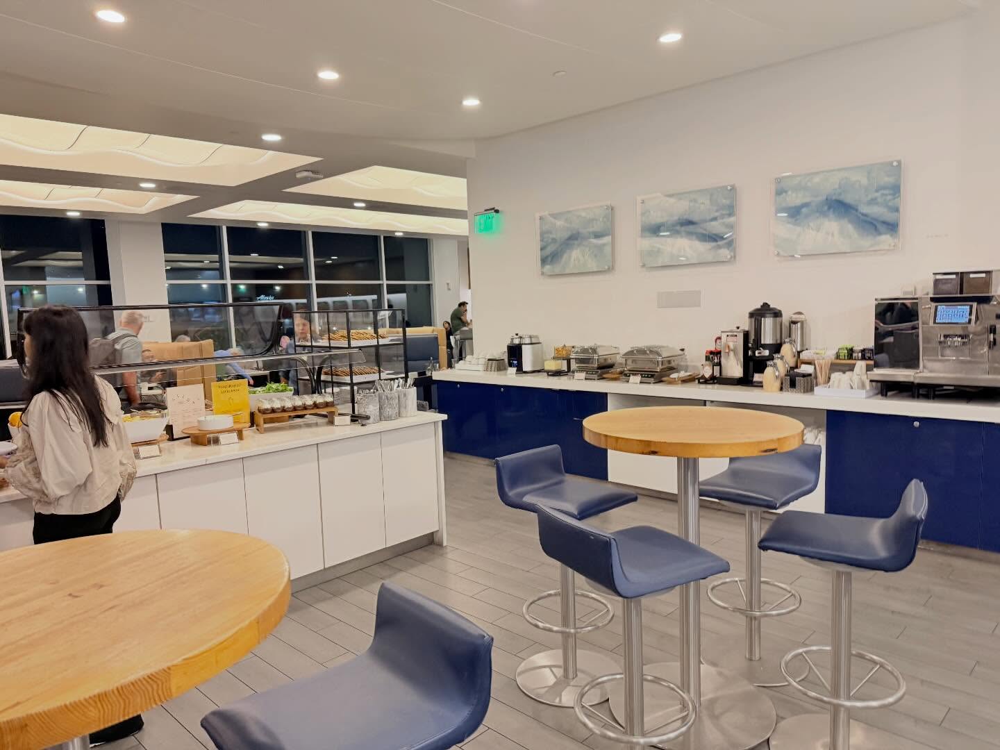 @theclublounges is the only lounge at this part of #SEA, other than #BritishAirways… (5)