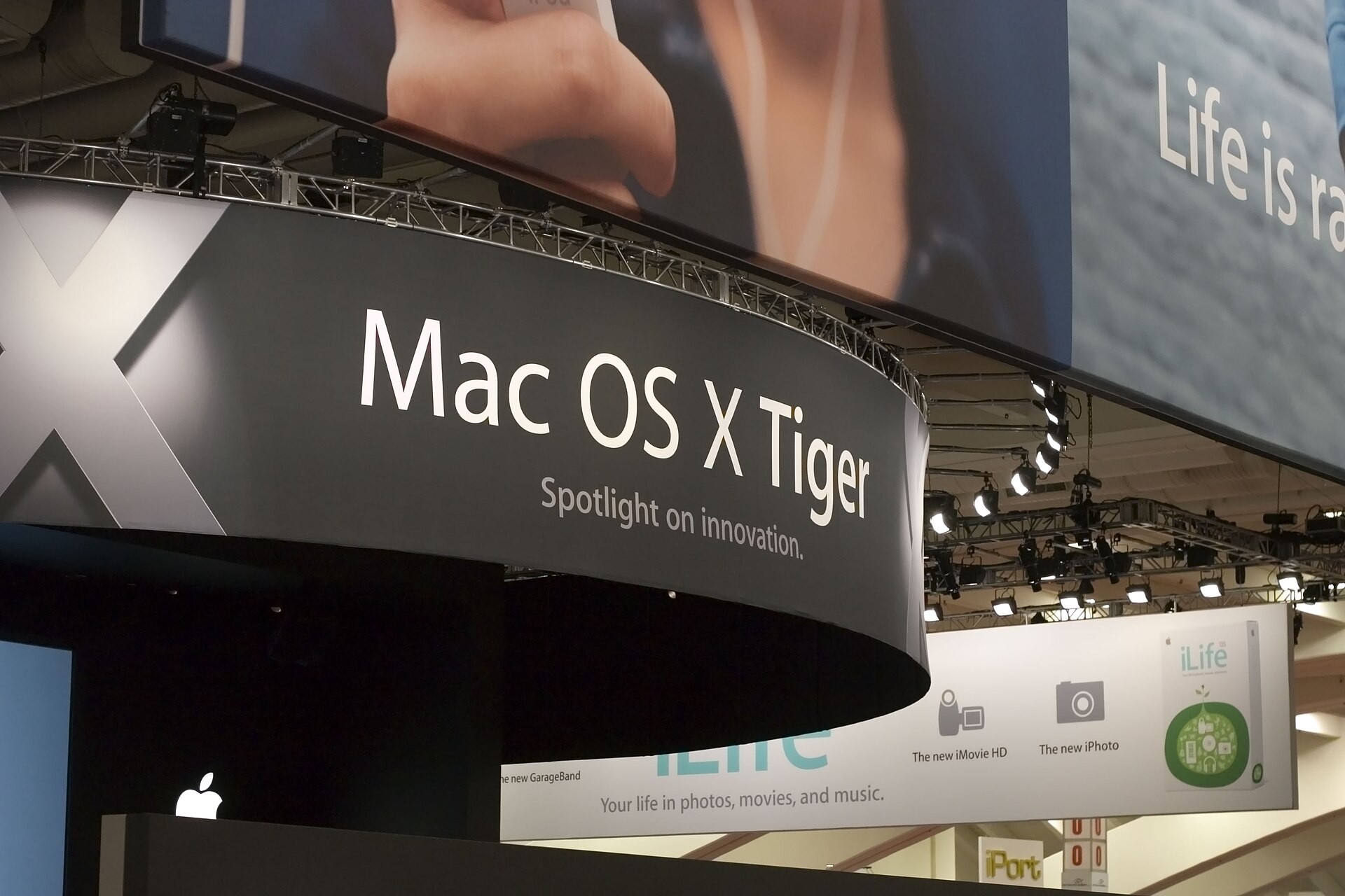 Apple's booth at Macworld 2005 with a "Life is random" banner