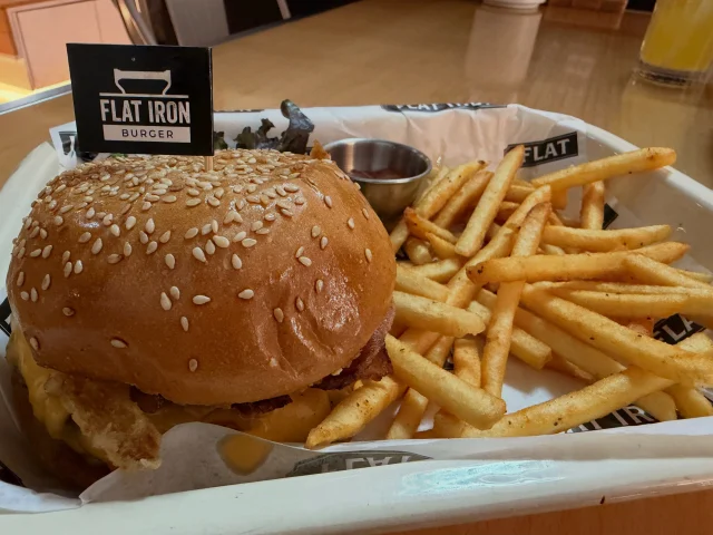 Always great flavors and quality #BanconCheeseBurger. It has been a while since I had #bacon that tasted this good other than at @flatironburger_hk

📍Flat Iron Burger, Harbour City, TST, Kowloon, Hong Kong

#HongKongFoodie #HarbourCity #HongKong