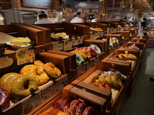 Have you guys been to this place? Freshly baked #bagels of interesting flavors. They also make bagel #sandwiches with creative fillings. It has been some times since I had #montréal bagel, the ones here are soft and chewy inside

#hongkongfoodie causewaybay hongkong